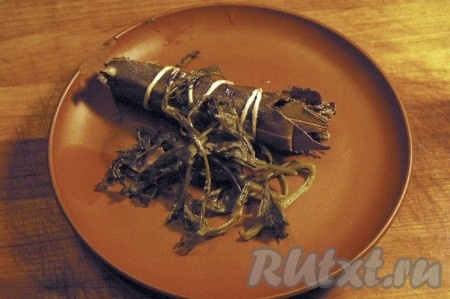 Выкинуть сушеные травы и петрушку.