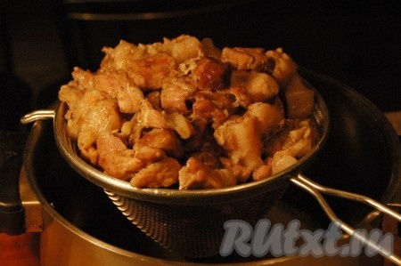 Мясо выложить из формы в сито и дать стечь всей жидкости.