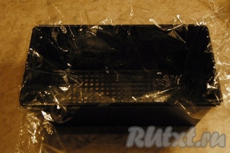 Взять форму, в которой будем делать риллет (рийет), и выложить ее изнутри пищевой пленкой.
