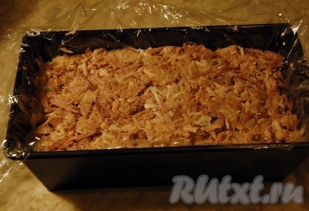 Утрамбовать выложенное мясо.