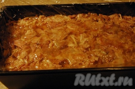 Сверху вылить всю жидкость, которая образовалась после выложенного в сито мяса.