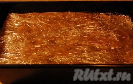 Закрыть мясо пленкой и убрать в холодное место на сутки, или до тех пор, пока риллет&nbsp;(рийет) не застынет.
