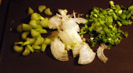 Сверху присыпать нарезанными сельдереем, репчатым и зеленым луком.