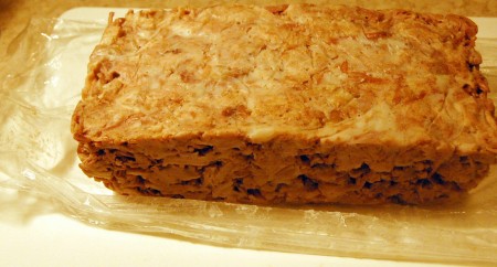  Вынуть мясо из формы и освободить его от пленки.