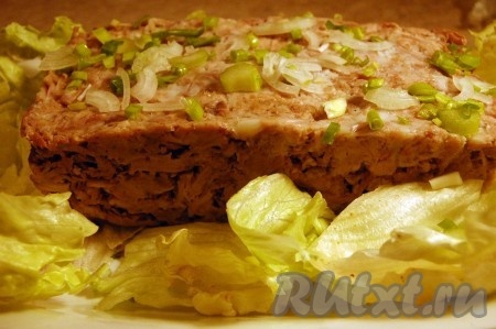 На блюдо выложить листья зеленого салата, а на листья разместить риллет.