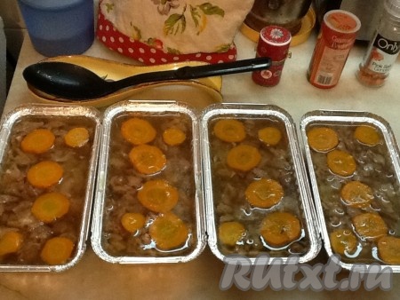 Теперь аккуратно разливаем бульон ложкой - в каждую емкость понемногу, пока не будет покрыто мясо.