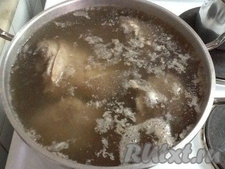 Под присмотром доводим до кипения и снимаем пену.
