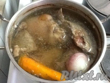 Теперь добавляем луковицу и морковь. Немного солим. И продолжаем варить еще два часа.
