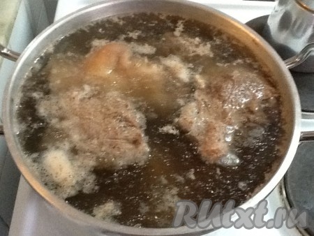 После снятия пены и закипания, прикрываем крышкой (не плотно) и варим на медленном огне примерно три часа.
