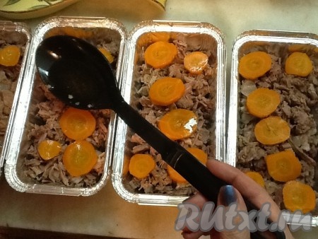 Теперь аккуратно разливаем бульон ложкой - в каждую емкость понемногу, пока не будет покрыто мясо.