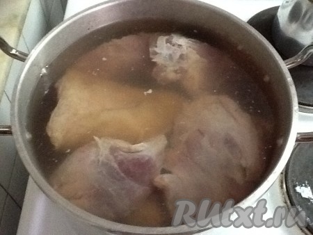 Заливаем мясо водой, чтобы оно было прикрыто на 5-6 см и ставим на средний огонь.
