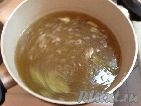 Добавляем перчик горошком, лаврушку, еще солим, даем чуть покипеть, потом достаем луковицу и морковь. Лук выбрасываем, морковку откладываем в сторону. Мясо выкладываем на блюдо, даём немного остыть. Бульон процеживаем!
