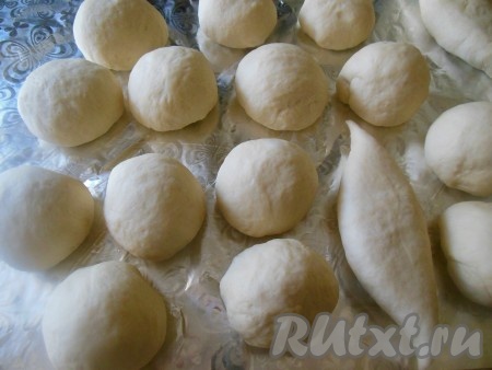 Защипните края теста с начинкой, как на вареники. Аналогично сформируйте все пирожки с гороховой начинкой.
