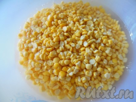 Промойте хорошо горох, замочите на 1-2 часа.