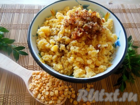 Затем слейте воду, залейте горох 1-1,5 литрами чистой воды, поставьте на огонь и варите после закипания на небольшом огне до готовности (примерно 1-1,5 часа). Время варки зависит от сорта гороха. Готовый горох посолите по вкусу. Репчатый лук измельчите и обжарьте на растительном масле, помешивая, до золотистого цвета. При необходимости протрите гороховое пюре толкушкой, добавьте обжаренный лук, черный молотый перец, хорошо перемешайте. Начинка для пирожков готова.
