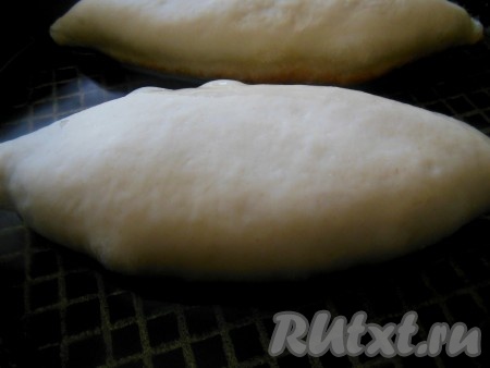 На сковороде разогрейте растительное масло. Жарьте пирожки с горохом на среднем огне в достаточном количестве растительного масла до золотистого цвета с двух сторон (по несколько минут с каждой стороны). Готовые пирожки выложите на бумажную салфетку, чтобы стек лишний жир.
