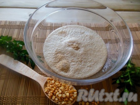 Для приготовления теста в теплую воду добавьте сахар и сухие дрожжи, оставьте на 5-7 минут для поднятия "шапочки".
