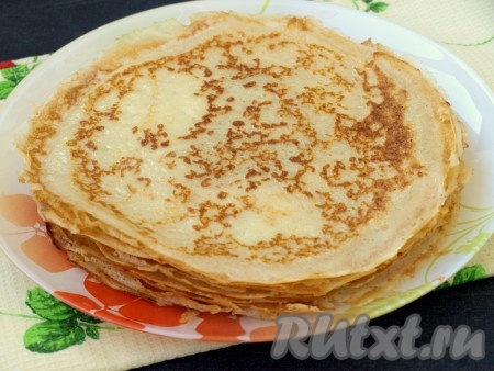 Готовый тонкий, аппетитный блин переложить на тарелку. Смазывая сковороду маслом по мере необходимости и периодически перемешивая тесто, постепенно пожарить все блины, складывая их стопкой на тарелку. Вот такая стопка тонких блинов получилась из пол-литра молока.