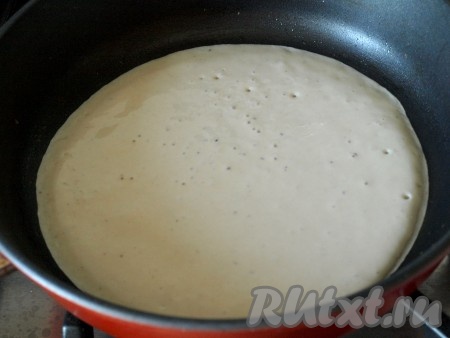 После этого можно приступать к жарке блинов. Хорошо нагреть сковороду и перед первым блинчиком смазать маслом, в центр налить тесто половником и распределить, немного наклоняя сковороду. Буквально сразу на поверхности начнут появляться дырочки. Как только тесто затянется, блин можно переворачивать и жарить с другой стороны.
