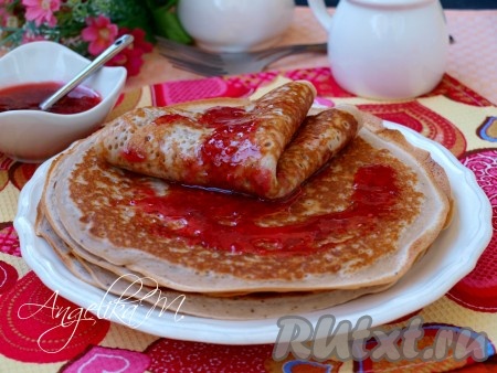 Подавать вкуснейшие блины, замешанные на питьевом йогурте, с чем пожелаете: у меня варенье из малины, перетёртой с сахаром.