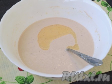 В стакан насыпать соду, залить крутым кипятком, быстро перемешать и сразу же влить в тесто. Перемешать тесто и оставить его на 5 минут, затем влить подсолнечное масло. Тесто получится по густоте, приблизительно, как сам йогурт.
