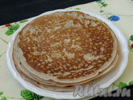 Складывать блинчики стопкой на тарелку.
