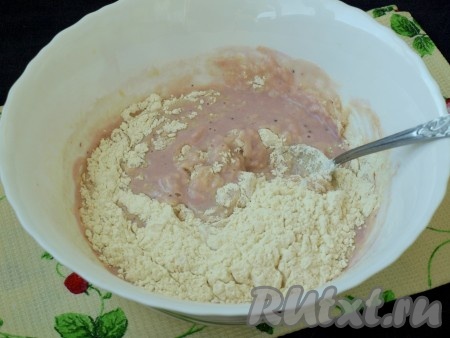 Добавить просеянную муку. Перемешать тесто ложкой до исчезновения комочков.
