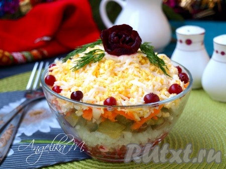Очень вкусный, сытный салат с печенью индейки нужно оставить пропитаться на 1-2 часа, затем можно подавать к столу.
