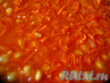 Тушите нут с овощами на медленном огне под крышкой около 20 минут, в конце приготовления добавьте черный молотый перец и, по желанию, измельченный чеснок.