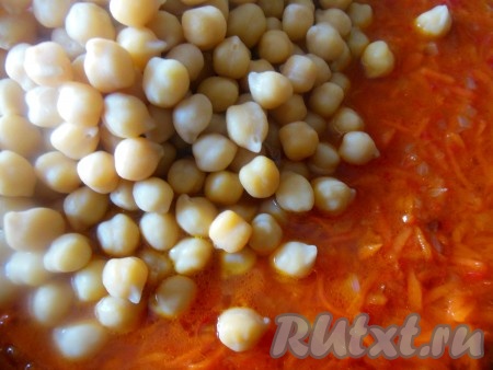 Затем добавьте к томатной подливе отваренный нут.