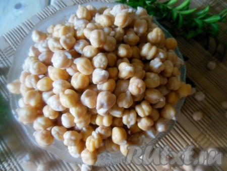 Нут промойте и замочите в холодной воде на 3-4 часа. Затем слейте воду, залейте нут 2-3 литрами чистой холодной воды и варите до готовности (около 40-60 минут). В процессе приготовления воду посолите.