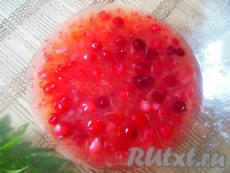 Слегка разомните ягоды вилкой, перемешайте и заправка для салата из груш и сыра готова.
