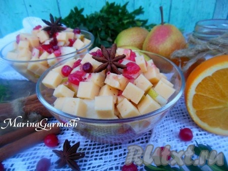 В салатницу выкладывайте груши, чередуя с сыром, каждый слой поливайте заправкой. Очень вкусный салат с грушей и сыром готов, подавайте к столу!

