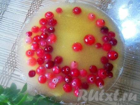 Для приготовления заправки обдайте апельсин кипятком, выдавите из него сок. Добавьте в апельсиновый сок, мед и ягоды клюквы, перемешайте.
