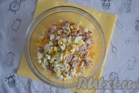 Отваренные вкрутую яйца нарезать кубиками или натереть на терке.
