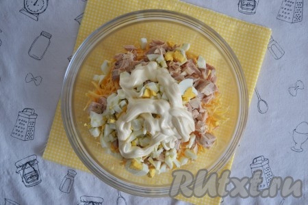 Добавить майонез и посолить по вкусу. 