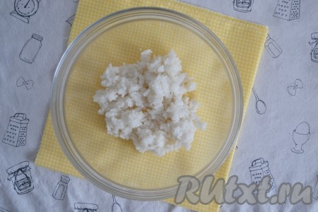 Отварить до готовности рис. Для этого нужно воды влить в два раза больше, чем самого риса. Варить на слабом огне, периодически помешивая. Когда зерна станут&nbsp;набухшими, слегка твердыми внутри, добавить соль, выключить огонь, накрыть крышкой и оставить "дозреть" еще на 15-20 минут. Когда рис полностью остынет, выложить его в салатник.