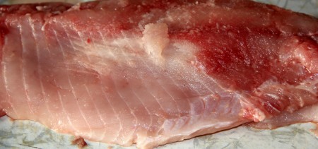 Если рыба заморожена, разморозить её, убрать кожу, удалить косточки и плавники, в результате получится филе рыбы. Можно купить и готовое рыбное филе. Дважды пропустить филе рыбы через мясорубку в глубокую миску.