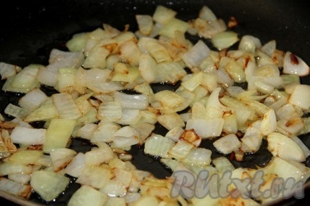 Лук очистить. Луковую шелуху не выбрасывайте, она нам потребуется в дальнейшем. Нарезать лук на средние кусочки, выложить в сковороду с разогревшимся растительным маслом и обжарить на среднем огне, иногда помешивая, до мягкости (на это потребуется 4-5 минут). Затем убрать с огня и остудить.