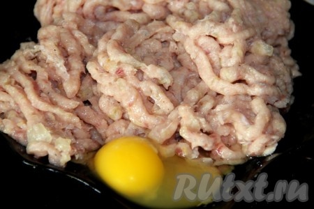 Булку хорошо отжать от лишней жидкости. Жареный лук и отжатую булку тоже пропустить через мясорубку в миску с рыбным фаршем. Добавить яйцо, посолить и поперчить. Тщательно вымесить рыбный фарш.
