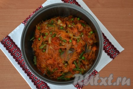 Подготовленный овощной соус добавить в чашу мультиварки, залив им кусочки хека.
