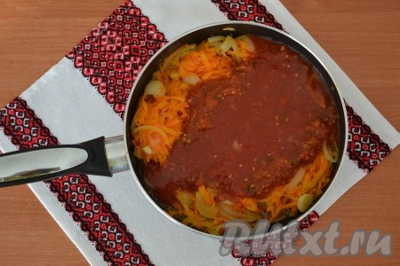 Влить к обжаренным овощам томатный сок.
