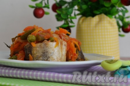 Кусочки сочного, вкусного хека вместе с не менее вкусными овощами достать из мультиварки и подать на стол в теплом виде.
