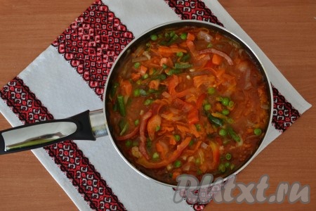 Добавить свежезамороженные (или свежие очищенные и нарезанные) овощи, по вкусу добавить соль, перемешать всю массу.
