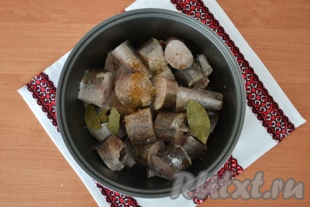 Всыпать специи, соль, перемешать и добавить лавровые листики.
