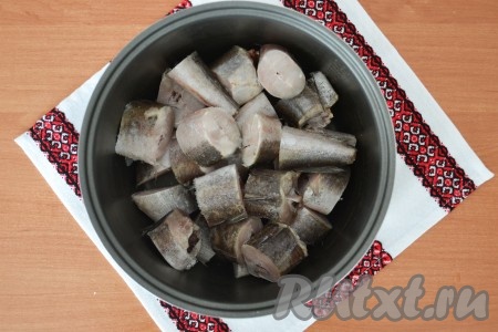 Выложить рыбку в чашу мультиварки. 