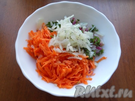 Лук добавить к остальным продуктам, посолить салат и поперчить.
