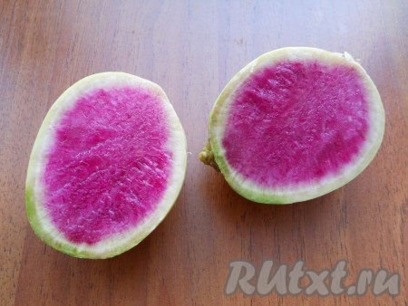 Красную редьку для этого салата нужно выбирать обязательно спелую, тугую и сочную. Редьку вымыть и очистить.