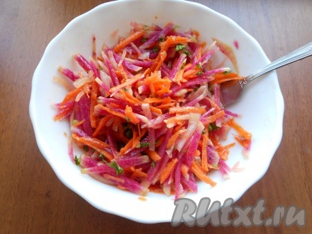 Добавить сахар, сок лимона и оливковое масло, тщательно перемешать салат.
