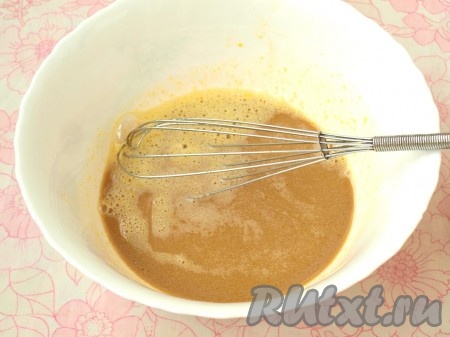 Добавить кофейную смесь в смесь яиц и мёда, тщательно размешать венчиком.
